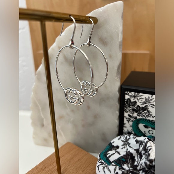 NIB GUCCI GG Britt 925 Silver Hoop Earrings w/ Pouch - Picture 15 of 15
